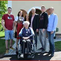 Christoph Kahr, Renate Kahr, Regina Fürndrat, Franz Kahr, Markus Kahr, Richard Kahr (Kapellenbesitzer) - von links nach rechts; Elfriede Kahr - vorne